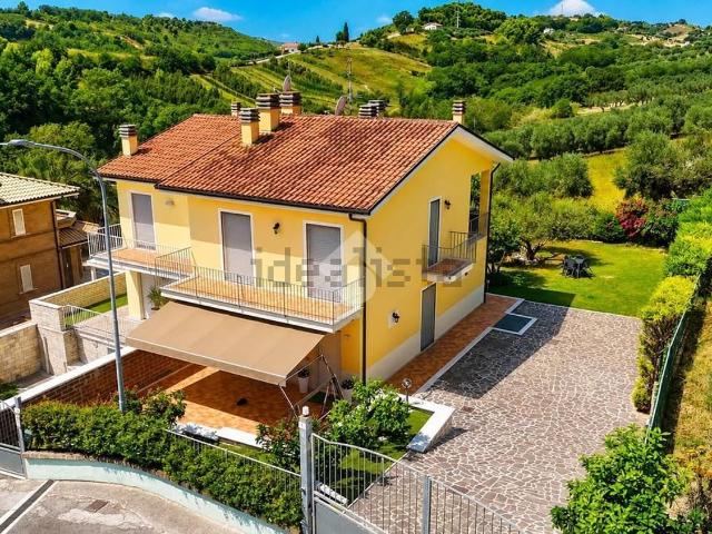 Appartamento in vendita di 230 m² in Via dei Ligustri, 44