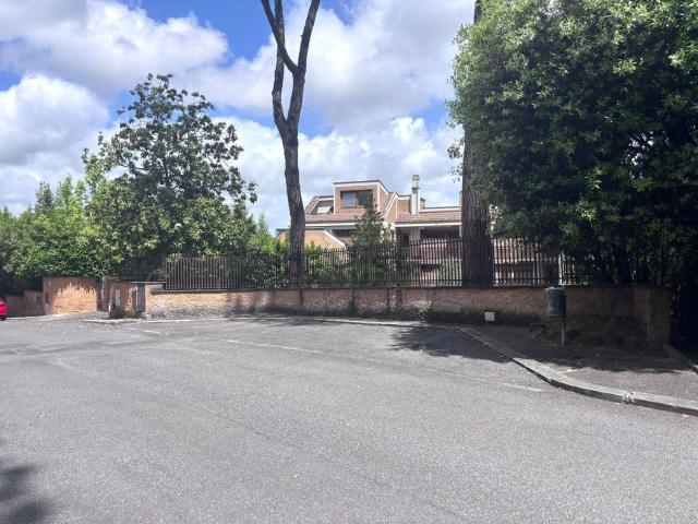 Appartamento in vendita di 230 m² in Via della Camilluccia