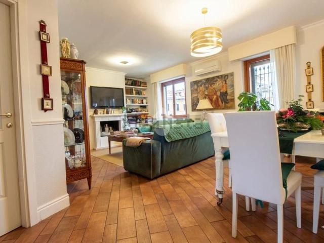 Appartamento in vendita di 230 m² in Via delle Orchidee, 40