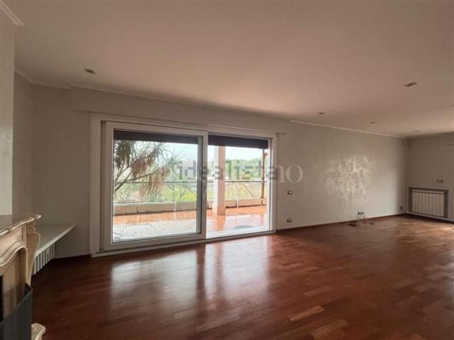 Appartamento in vendita di 230 m² in Via Festo Avieno