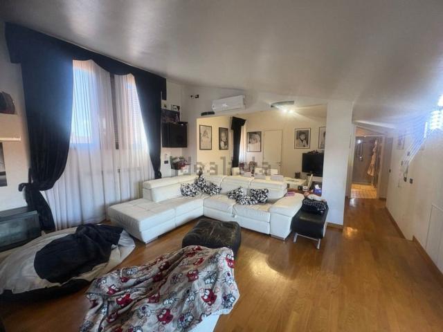 Appartamento in vendita di 230 m² in Via Francesco Crispi