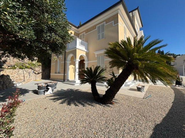 Appartamento in vendita di 230 m² in Via Ippolito R. Gallo