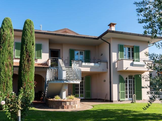 Appartamento in vendita di 230 m² in Via Livornese Ovest, 9