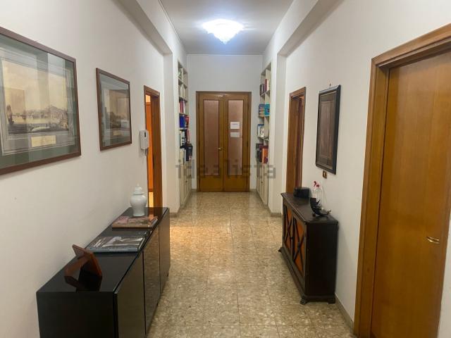 Appartamento in vendita di 230 m² in Via Montegrappa