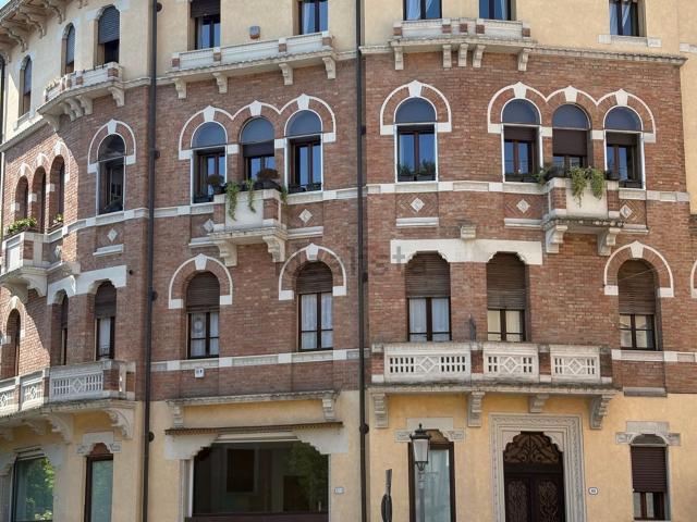 Appartamento in vendita di 230 m² in Via San Gregorio Barbarigo