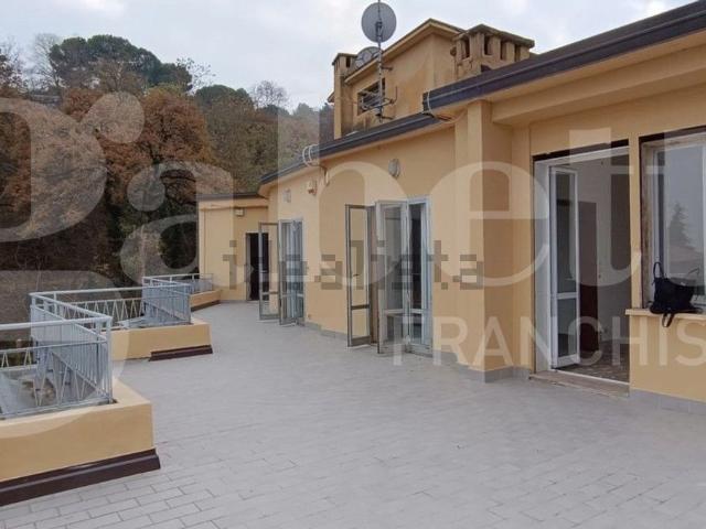 Appartamento in vendita di 230 m² in Via Vallescura, 45