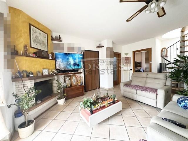 Appartamento in vendita di 230 m² in Viale dei Pini, 3