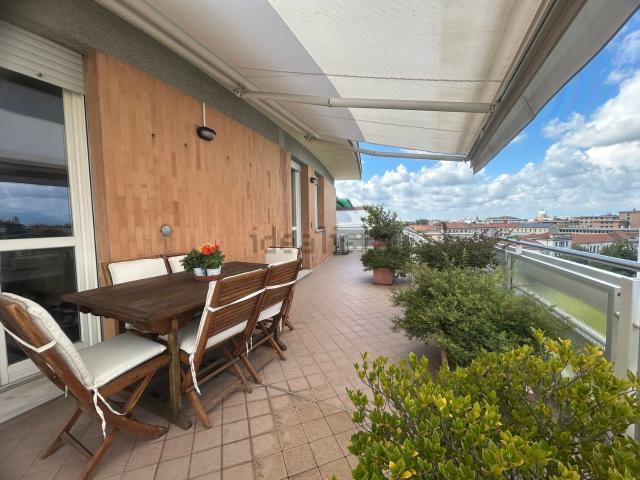 Appartamento in vendita di 230 m² in Viale Giacomo Leopardi, 118