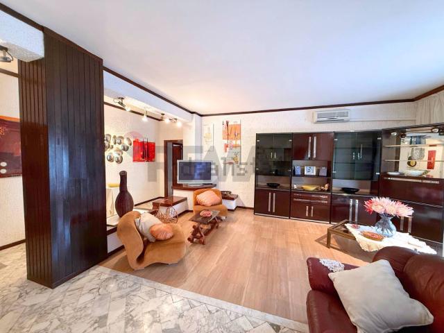 Appartamento in vendita di 230 m² in Viale Giuseppe di Vittorio, 188