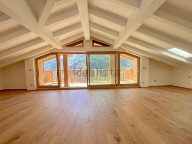 Appartamento in vendita di 230 m² in Frazione Bringaz, 5