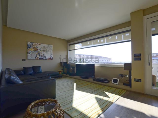 Appartamento in vendita di 230 m² in Piazza Renato Simoni, 1