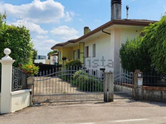 Appartamento in vendita di 231 m² in Via Gorizia