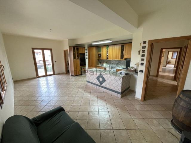 Appartamento in vendita di 231 m² in Via Modena Chiesa, 8