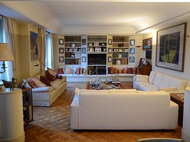 Appartamento in vendita di 231 m² in Via Pier Candido Decembrio, 25