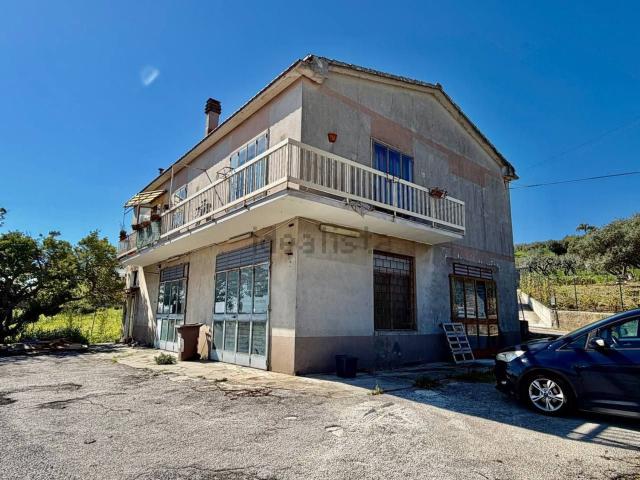 Appartamento in vendita di 232 m² in Via Camillo de Nardis