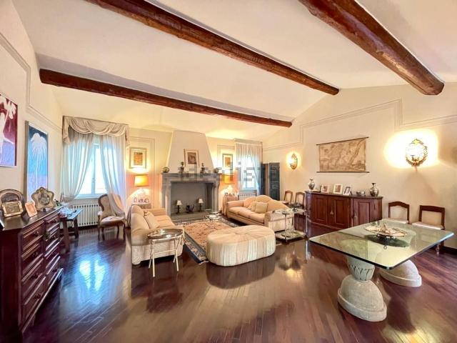 Appartamento in vendita di 232 m² in Via Gerolamo Illica
