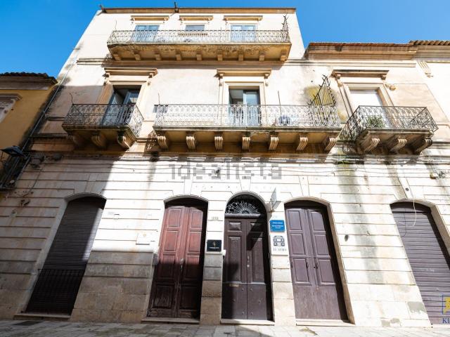 Appartamento in vendita di 232 m² in Via P. Umberto, 117