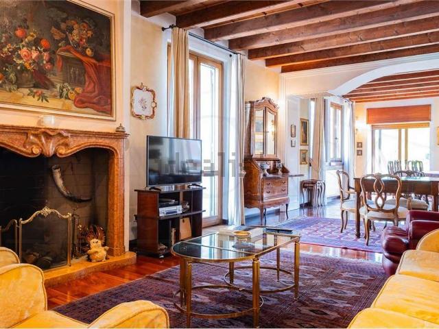 Appartamento in vendita di 232 m² in Largo Torrelunga