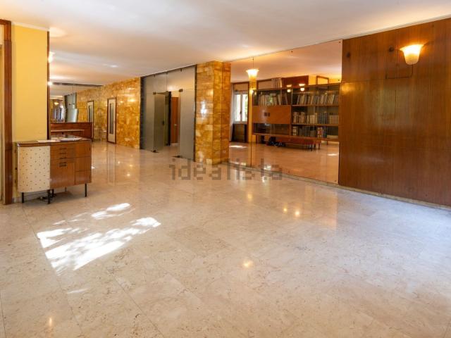Appartamento in vendita di 233 m² in Via Cadore, 52