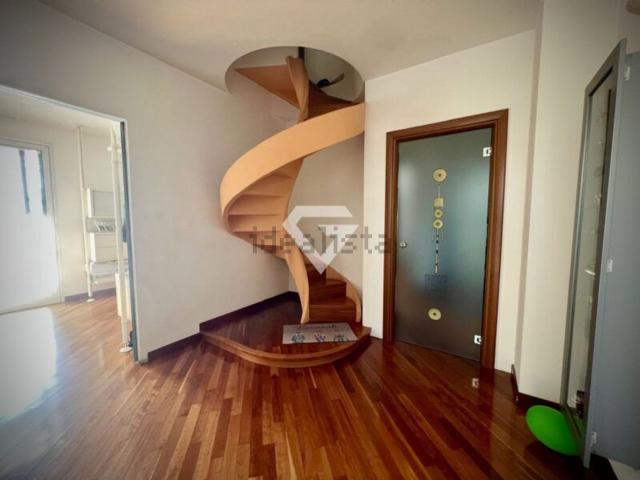Appartamento in vendita di 233 m² in Via degli Alpini, 5