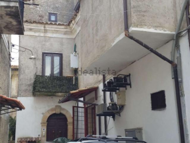 Appartamento in vendita di 234 m² in Via Vittorio Emanuele Vico I