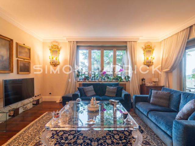 Appartamento in vendita di 235 m² in Via Cassia, 1170