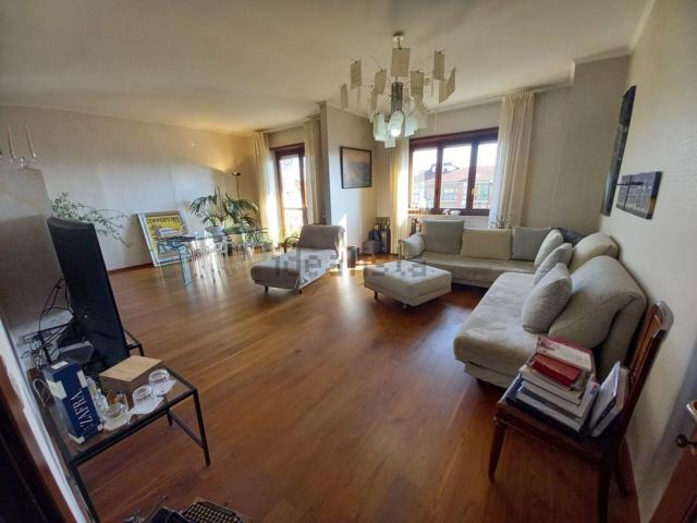 Appartamento in vendita di 235 m² in Via Castelgomberto, 34
