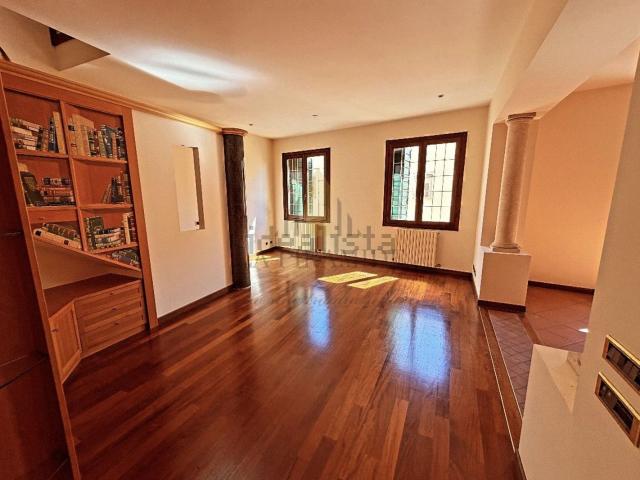 Appartamento in vendita di 235 m² in Via Beato Pellegrino