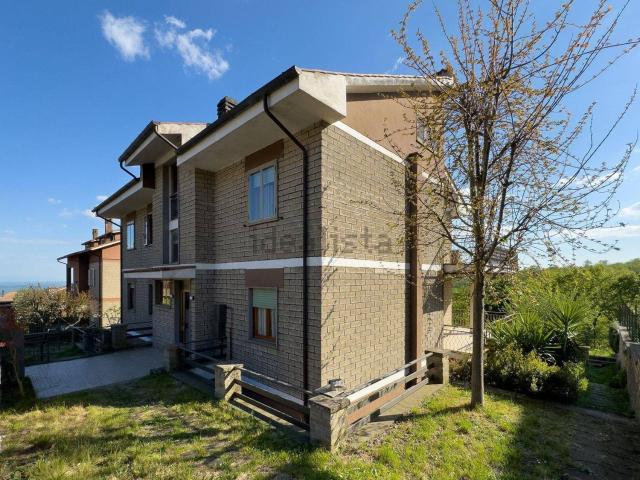 Appartamento in vendita di 236 m² in Via Giacomo Matteotti