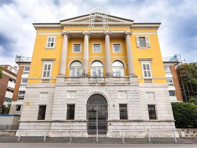 Appartamento in vendita di 236 m² in Largo del Promontorio