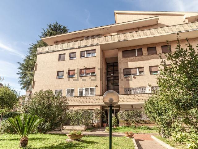 Appartamento in vendita di 237 m² in Via del Casale Giuliani, 80