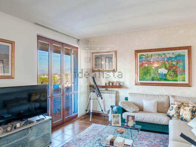 Appartamento in vendita di 237 m² in Via Lungolago Mazzini