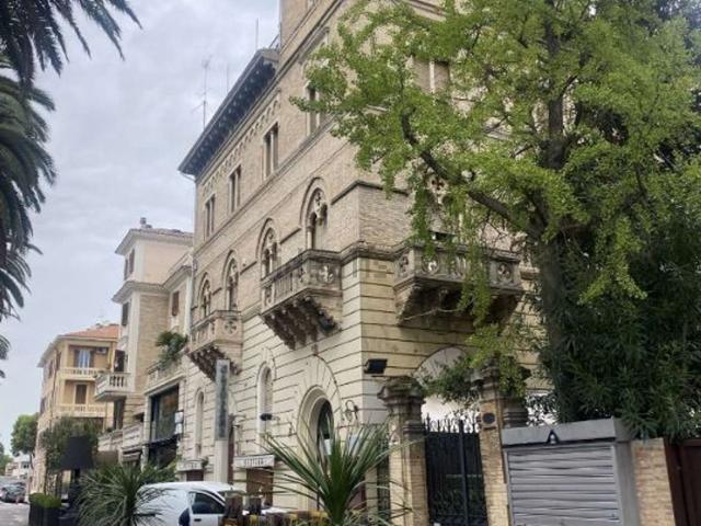 Appartamento in vendita di 239 m² in Via Gian Maria Paolini