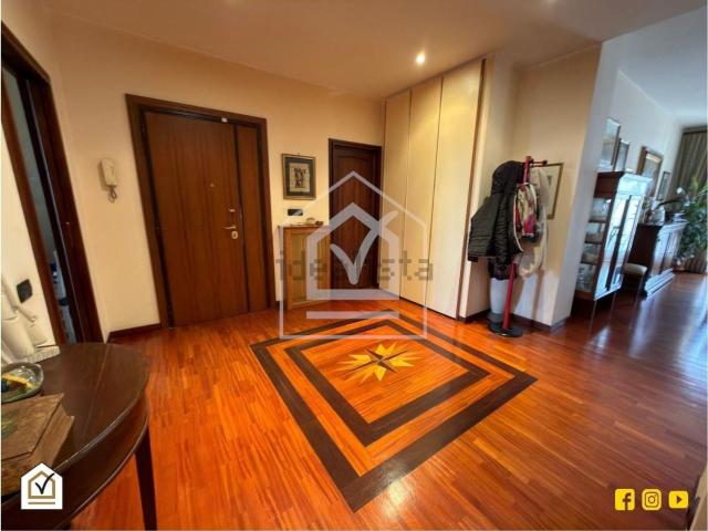 Appartamento in vendita di 239 m² in Corso Alcide de Gasperi, 266