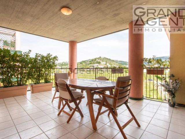 Appartamento in vendita di 240 m² in Via Ca&apos  di Cozzi, 12