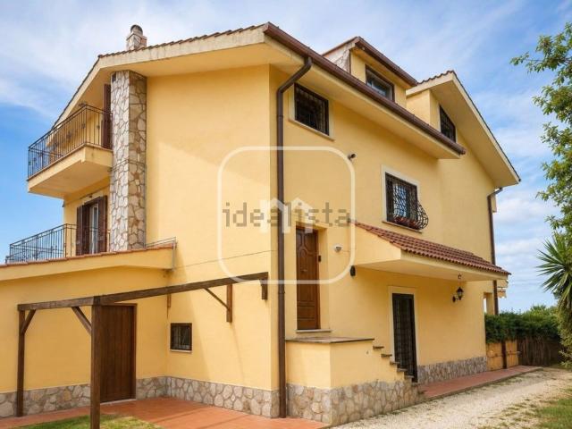 Appartamento in vendita di 240 m² in Via Claudio Monteverdi, 13