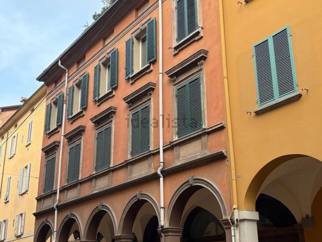 Appartamento in vendita di 240 m² in Via Alfredo Testoni