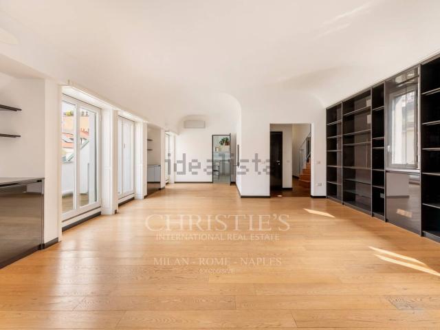 Appartamento in vendita di 240 m² in Via Giuseppe e Francesco Carlo Maggiolini, 2