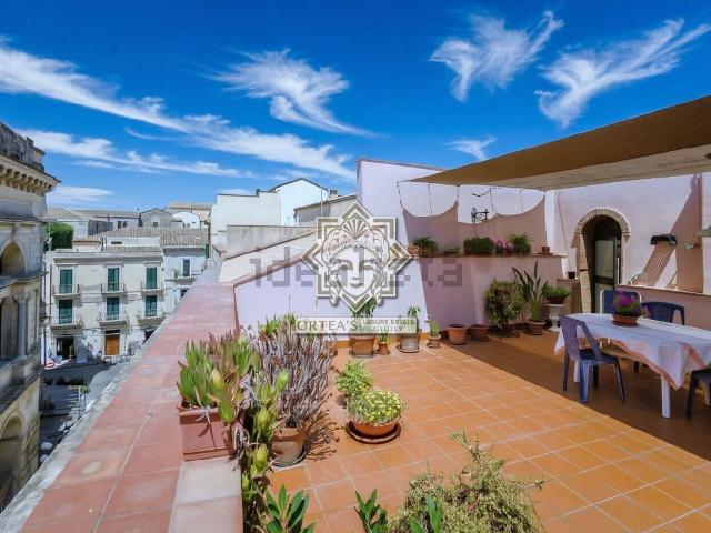 Appartamento in vendita di 240 m² in Via del Teatro