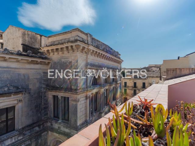 Appartamento in vendita di 240 m² in Via del Teatro, 11