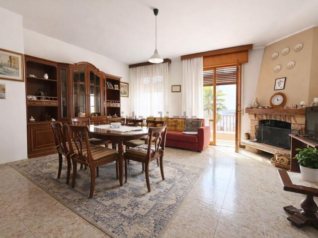 Appartamento in vendita di 240 m² in Via Emma Gramatica