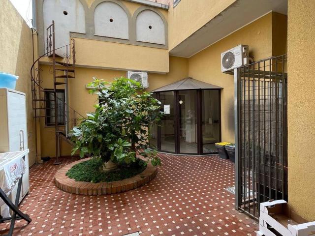 Appartamento in vendita di 240 m² in Via Luciano Manara