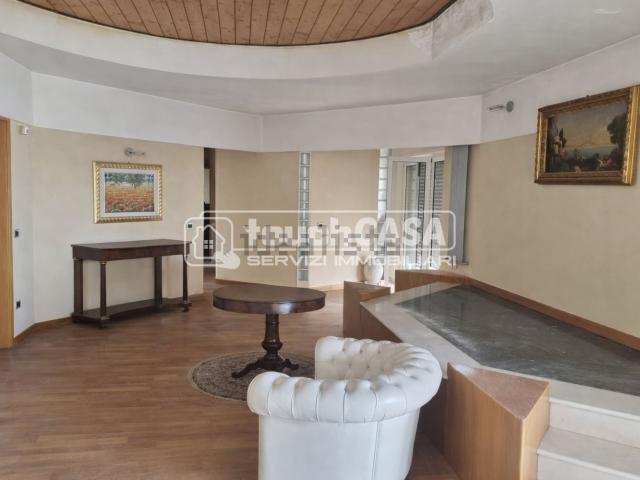 Appartamento in vendita di 240 m² in Via Luigi Pastore