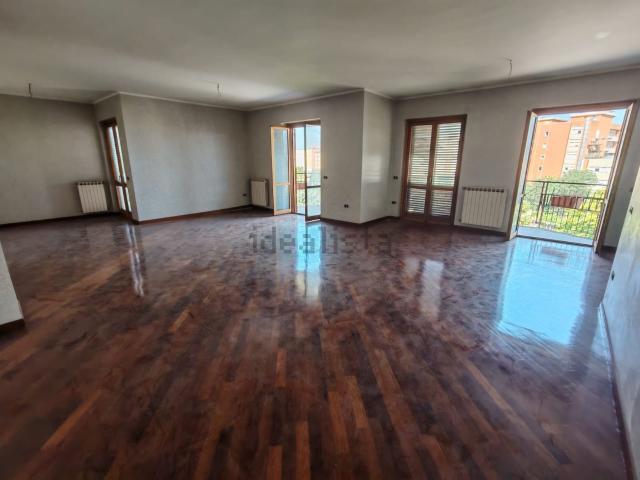 Appartamento in vendita di 240 m² in Via Raffaele Delcogliano
