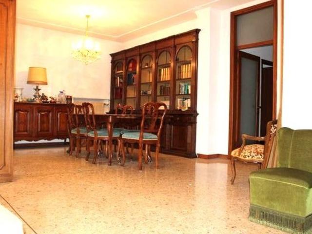 Appartamento in vendita di 240 m² in Viale delle Fosse, 7