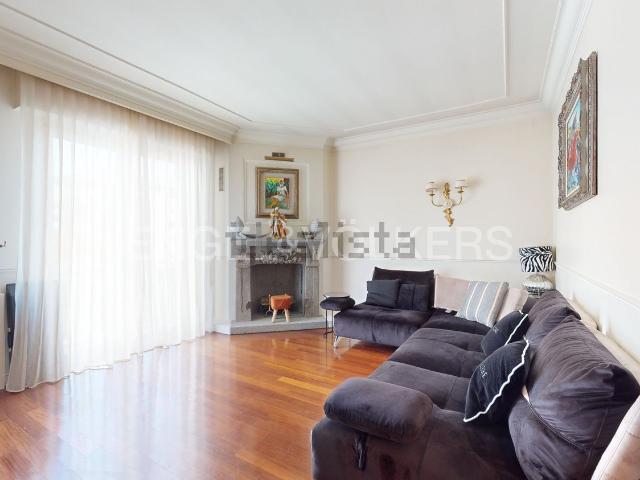 Appartamento in vendita di 240 m² in Viale Ippolito Nievo, 3