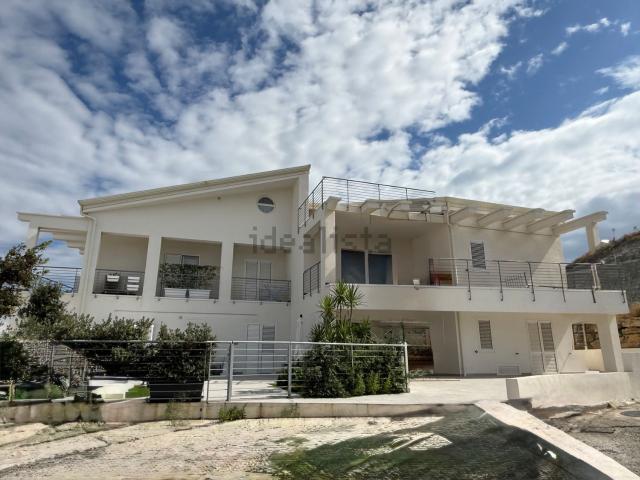 Appartamento in vendita di 240 m² in Viale Magna Grecia, 100