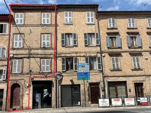 Appartamento in vendita di 240 m² in Corso Fratelli Cairoli, 198