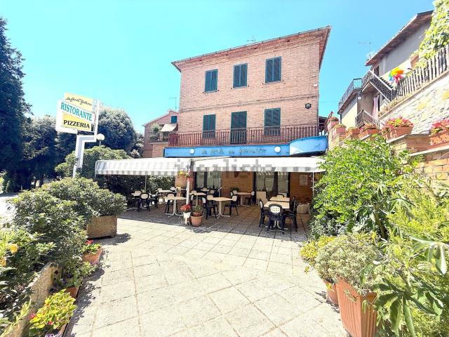 Appartamento in vendita di 240 m² in Strada Statale 71 Nord, 17