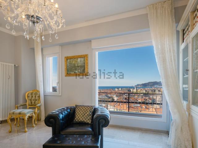 Appartamento in vendita di 241 m² in Via San Francesco D&apos Assisi, 11